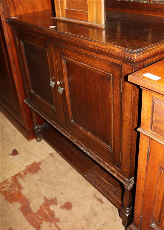 Oak 2 door sideboard/cupboard(-)